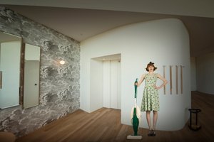Nowoczesne wnętrze z kobietą autorstwa Christine von Diepenbroek