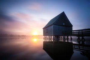 Wschód słońca nad Misty Boathouse autorstwa Christoph Schaarschmidt