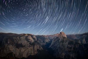 Ślady gwiazd nad Half Dome autorstwa Christoph Schaarschmidt