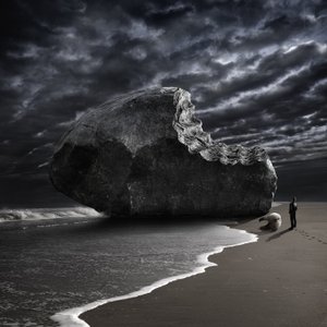 Bitten Rock na Stormy Beach autorstwa Christophe Kiciak