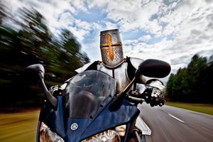 Rycerz na motocyklu autorstwa Christophe Kiciak