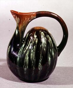 Dzbanek wielbłąda, Linthorpe, autorstwa Christophera Dressera (1834-1904)