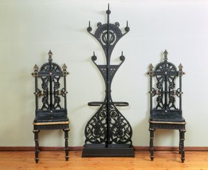 Stojak na płaszcz, kapelusz i parasol otoczony dwoma krzesłami ogrodowymi lub przedpokojem, Coalbrookdale, 1867-69 (żeliwo) autorstwa Christopher Dresser