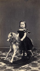 Młoda dziewczyna na bujanym koniu, lata 60. XIX w. (odbitka albuminowa) autorstwa Clark and Hamlin
