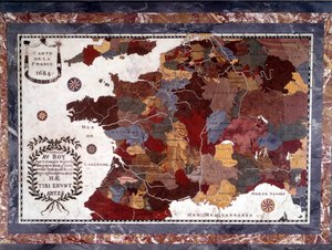 XVII-wieczna mapa Francji z decoupage różnych regionów. Stół ebene Napoleon III podtrzymujący mozaikowy blat z twardych kamieni, marmuru i albatu przedstawiający Francję około 1684 roku, blat stołu będący częścią mebli Marie-Antoinette w Grand Trianon. autorstwa Claude Antoine Couplet