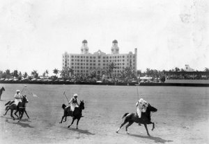 Mecz polo przed hotelem Nautilus, Miami Beach, 18 marca 1928