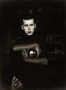 Autoportret, ok. 1927 (odbitka żelatynowo-srebrowa) autorstwa Claude Cahun