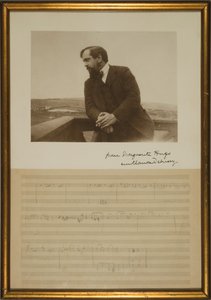 Strona rękopisu muzyki do „Króla Leara”, z portretem wpisanym przez Emmę Debussy, grudzień 1904 (ołówek na papierze i czarno-białe zdjęcie) autorstwa Claude Debussy