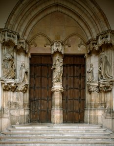 Widok portalu Chartreuse z Champmol. Zdobi ją pięć rzeźb wykonanych przez Slutera Clausa (ok. 1350, ok. 1405): Dziewicy, Księcia i Księżnej Burgundii, św. Jana Chrzciciela i św. Małgorzaty. 1386-1401 Dijon (Złote Cote)
