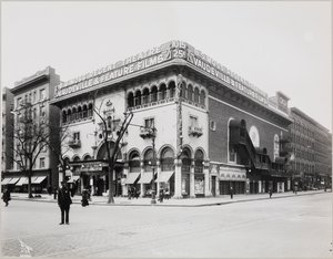 Ogromny teatr z wyszukaną fasadą, z mauretańskimi łukami i balkonami. Duży napis na szczycie budynku głosi „B.S. Moss Regent Theatre Wodewil i filmy fabularne”. Tabliczka reklamująca Olgę Petrovą w „Sercu kobiety malowanej” wisi na ab