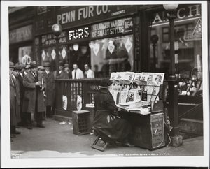 Niewidomy diler wiadomości, Fannie Lyons, na swoim stoisku na południowo-wschodnim rogu 7th Avenue i 34th Street autorstwa Company Byron