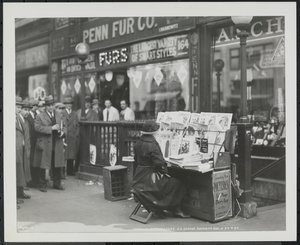Niewidomy diler wiadomości, Fannie Lyons, na swoim stoisku na południowo-wschodnim rogu 7th Avenue i 34th Street