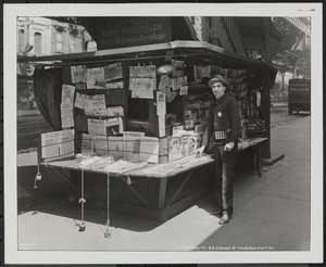 Niewidomy diler wiadomości, P.J. McNulty na swoim stoisku na północno-wschodnim rogu 3rd Avenue i 42nd Street autorstwa Company Byron