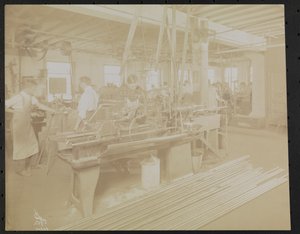 Laboratorium filmowe Dressler & Co. z pracującymi mężczyznami autorstwa Company Byron