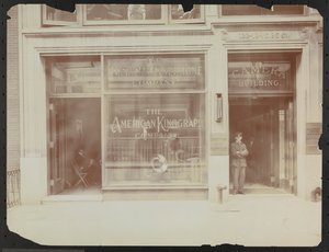 Fasada pierwszego piętra przy 122-124 E. 25th Street, budynek Camera, American Cinephone Company, American Kinograph Company i portier, Nowy Jork autorstwa Company Byron