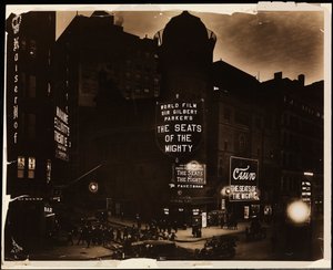 Casino Theatre nocą, tłumy i samochody oraz robotnicy budowlani kopiący ulice, Broadway i 39th St., Nowy Jork, ok. 1915 (zdjęcie czarno-białe) autorstwa Company Byron