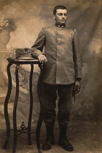 Album "Armia GM R. (I wojna światowa)": żołnierz 34 Pułku Piechoty w mundurze według kraju (zdjęcie czarno-białe) autorstwa Conterno Conterno