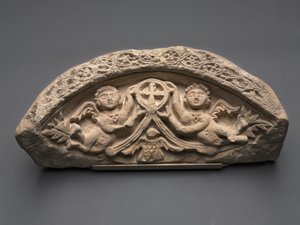 Luneta z dwoma aniołami podtrzymującymi krzyż wiszący, lata 400 (wapień) autorstwa Coptic