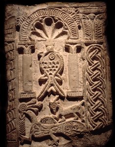 Cywilizacja koptyjska: fragment muru z płaskorzeźbami z rybami (symbol chrześcijański). VI lub VII wiek po JC. Luksor, Muzeum Sztuki Egipskiej