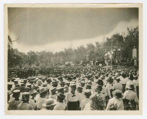 Ukończenie studiów w Tuskegee Institute, ok. 1916-18 (zdjęcie czarno-białe) autorstwa Cornelius Marion Battey