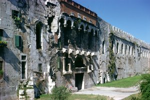 Północna ściana Pałacu Dioklecjana z Porta Aurea, ok. 300 rne