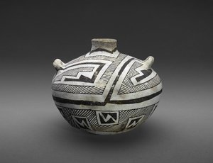 Słoik (Olla) z wzorami schodkowymi i w paski autorstwa Culture Mogollon