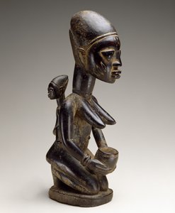 Figura matki i dziecka, Nigeria, k. XIX w. (drewno i ślady indygo)