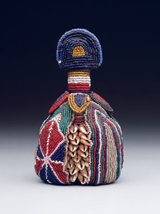 Symbol głowy wewnętrznej (ibori), od końca XIX do początku XX wieku (szklane paciorki, muszle kauri i skóra)