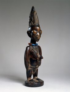 Bliźniacza figura (ere ibeji), region Ila-Orangun, Nigeria, koniec XIX lub początek XX wieku (drewno, szklane paciorki i ślady tukuli)