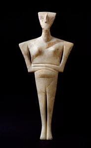 Sztuka Cyklad: „”figurka kobieca”””marmurowy posążek z Syros. 3000 PNE. Cywilizacja Cyklad (-3200 a -2000) Ndz. 46 cm Ateny, Narodowe Muzeum Archeologiczne - Idol Kobiecy, z Syros - Rzeźba z marmuru (wys. 46 cm), cykladyczna cuwilizacja, ok. 3000 pne - Nat autorstwa Cycladic
