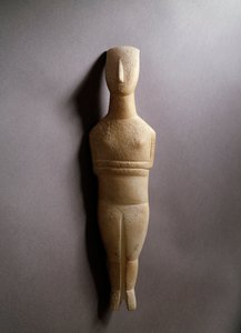 Schematyczna figurka kobieca, biały marmur z inkrustacjami w kolorze ochry, 3200-2000 pne autorstwa Cycladic Cycladic