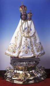 Statuetka Matki Boskiej Świętogórskiej (drewno, metal i tkanina) autorstwa Czech School