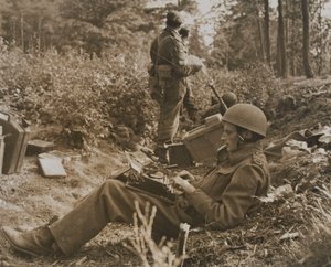 Korespondent wojenny Alan Wood pisze depeszę autorstwa D.M. Sgt. Smith