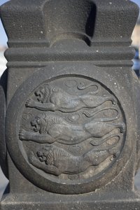 Symbol trzech lwów wyrzeźbiony w kamiennej kolumnie na Placu Ratuszowym