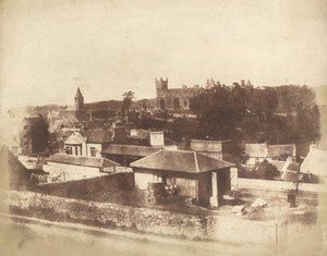 Linlithgow, od dworca kolejowego, z ratuszem, kościołem św. Michała i pałacem