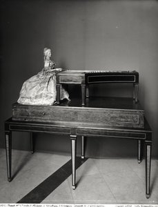 Grający na cymbałach (drewno i metal) (patrz także 157814)