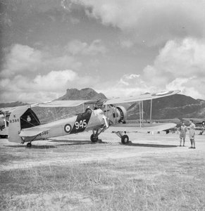 Dwupłatowy bombowiec torpedowy Fairey Swordfish I K8386, kod 945, z 824 Dywizjonu Lotnictwa Floty, na lotnisku Kai Tak, Hongkong