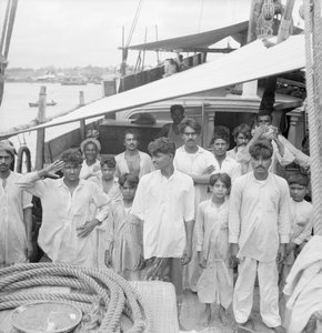 Kapitan i załoga na pokładzie indyjskiego statku typu kotia dhow Karimi (fl.1938) zakotwiczonego w Colombo, Cejlon autorstwa David Watkin Waters