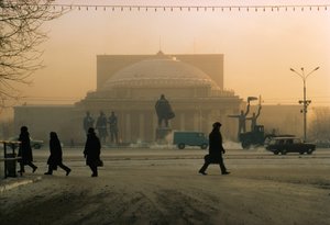 Pomnik Włodzimierza Lenina strzeże Teatru Nowosybirskiego. Nowosybirsk, Rosja.