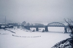 Nowosybirsk, rzeka Ob, Syberia, ZSRR, studenci przekraczają zamarzniętą rzekę Ob pieszo w śniegu, zima 1976 r. (zdjęcie) autorstwa Dean Conger