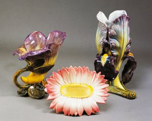 Wazon w kształcie powoju, cachepot w kształcie stokrotki i wazon w kształcie irysa, ok. 1900, Delphin Massier (1836-1907), styl Art Nouveau, ceramika barbotynowa, wykonana w Vallauris. Francja, XX wiek. autorstwa Delphin Massier