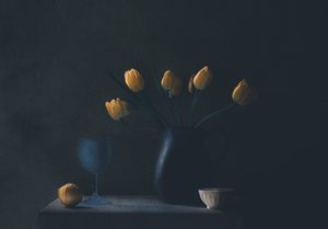 Martwa natura z żółtymi tulipanami w odcieniach Moody