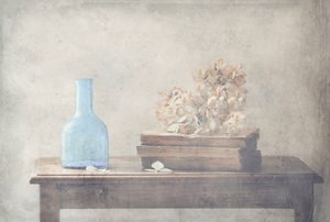 Naturmort z niebieską butelką w rustykalnym stylu autorstwa Delphine Devos