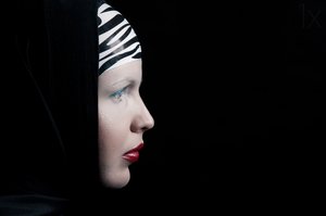 Profil tajemniczej kobiety autorstwa Denisa Justusová Šumcová