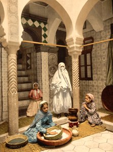 Mauretańskie kobiety przygotowujące kuskus na dziedzińcu, Algier, Algieria, ok. 1899 (odbitka fotomechaniczna)