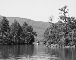Wzdłuż Harbour Islands, Lake George, Nowy Jork, ok. 1904 r. autorstwa Detroit Publishing Co.