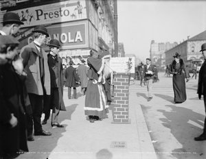 Święty Mikołaj zbiera datki dla Wolontariuszy Ameryki na Broadwayu w Nowym Jorku, ok. godz. 1903 (zdjęcie czarno-białe) autorstwa Detroit Publishing Co.