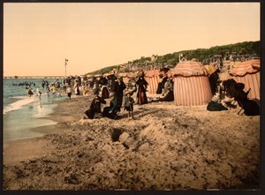 Plaża podczas kąpieli, Trouville-sur-Mer, Francja, ok. 1905 r. (zdjęcie pokolorowane) autorstwa Detroit Publishing Co.