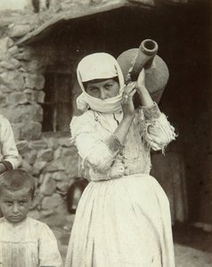 Ormiańska wiejska dziewczyna, Erewan (czarno-białe zdjęcie)