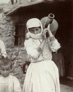 Ormiańska wiejska dziewczyna, Erewan, Armenia, lata 80. XIX wieku.